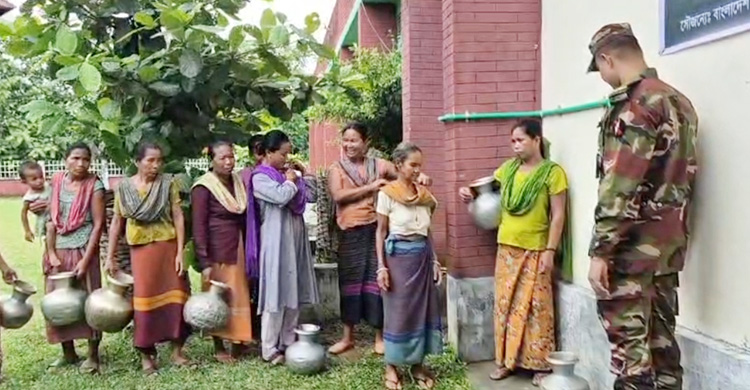 লোগাংয়ের দুর্গম চিকনচান পাড়ায় শতাধিক পাহাড়ি পরিবারের জন্য নিরাপদ পানির ব্যবস্থা করল সেনাবাহিনী
