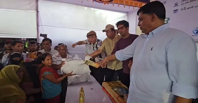 খাগড়াছড়িতে বন্যায় ক্ষতিগ্রস্ত ৩০০ পরিবারের মধ্যে ত্রাণ বিতরণ