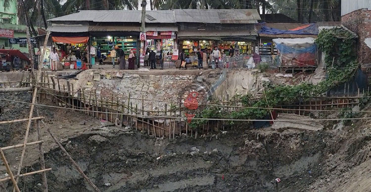 দেড় বছরেও শুরু হয়নি স্লুইস গেটের কাজ, ভোগান্তি চরমে