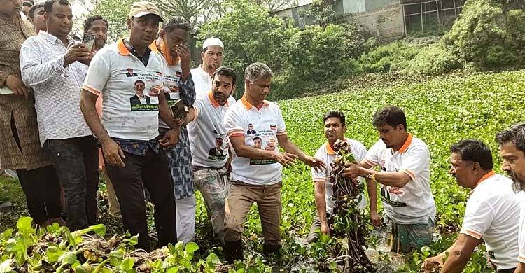 ডেঙ্গু প্রতিরোধে ময়লা পরিষ্কারে খালে নামলেন এমপি