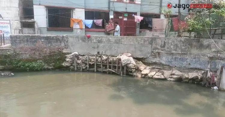 ঢাকা শহরের মধ্যেই খালে সরাসরি যুক্ত টয়লেটের লাইন/ছবি: জাগো নিউজ