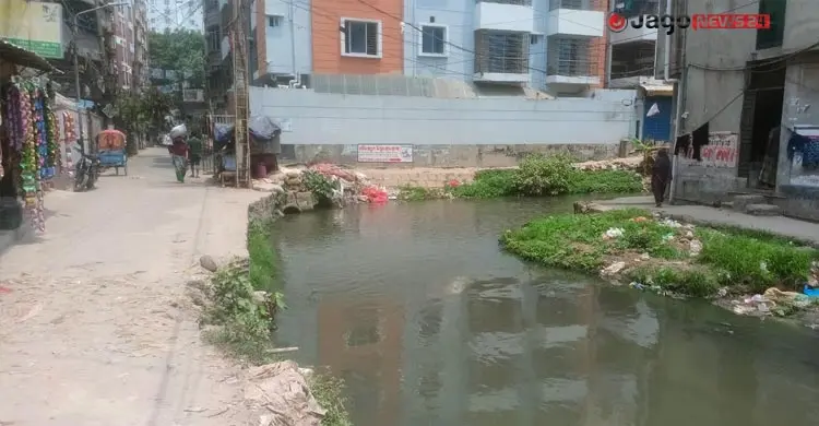 ঢাকা শহরের মধ্যেই খালে সরাসরি যুক্ত টয়লেটের লাইন/ছবি: জাগো নিউজ