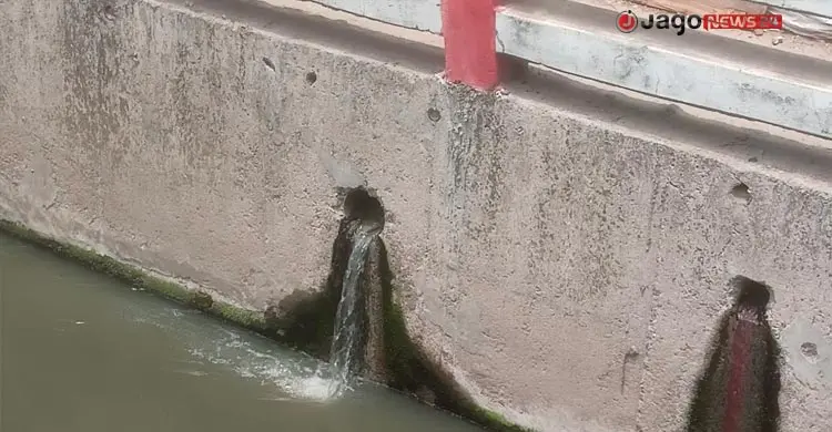 ঢাকা শহরের মধ্যেই খালে সরাসরি যুক্ত টয়লেটের লাইন/ছবি: জাগো নিউজ