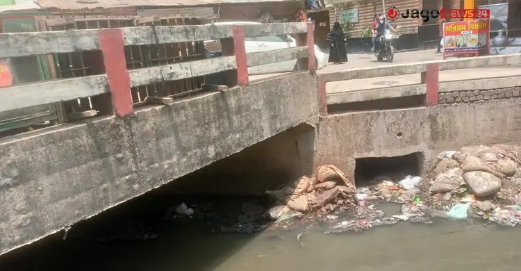ঢাকা শহরের মধ্যেই খালে সরাসরি যুক্ত টয়লেটের লাইন/ছবি: জাগো নিউজ