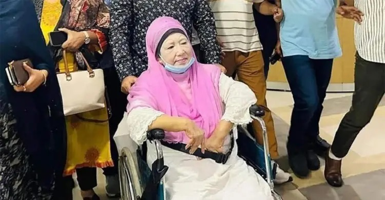 খালেদা জিয়াকে এভারকেয়ার হাসপাতালে ভর্তি