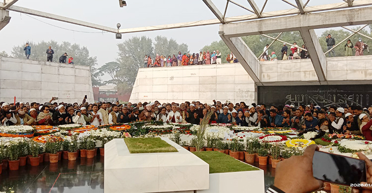 খালেদা জিয়ার কবর জিয়ারত করলেন স্বতন্ত্র প্রার্থী নীরব