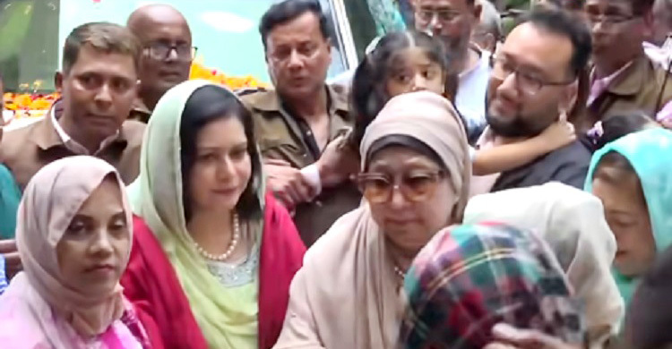 হেঁটে ফিরোজায় ঢোকেন খালেদা জিয়া, আবেগপ্রবণ নেতাকর্মীরা