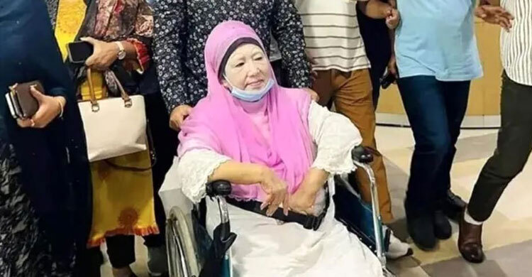 হাসপাতাল থেকে বাসায় ফিরেছেন খালেদা জিয়া