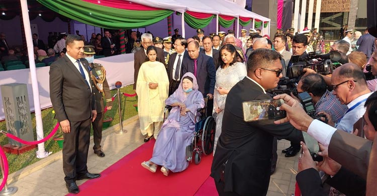 নির্বাচনী প্রচারে নামছেন খালেদা জিয়া, আসছে বুলেটপ্রুফ মিনিবাস