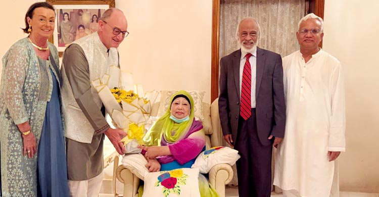 নির্বাচনী প্রচারে নামছেন খালেদা জিয়া, আসছে বুলেটপ্রুফ মিনিবাস