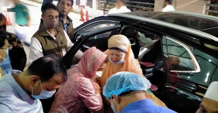 Khaleda Zia rushed to hospital at midnight