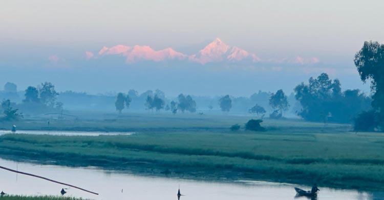 লালমনিরহাটে ভোরের আলোয় ধরা দিলো কাঞ্চনজঙ্ঘা
