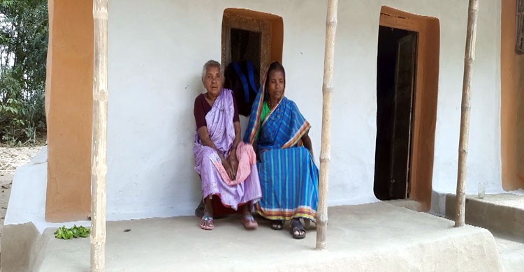 যে ভাষা টিকে আছে দুই বোনের মুখে