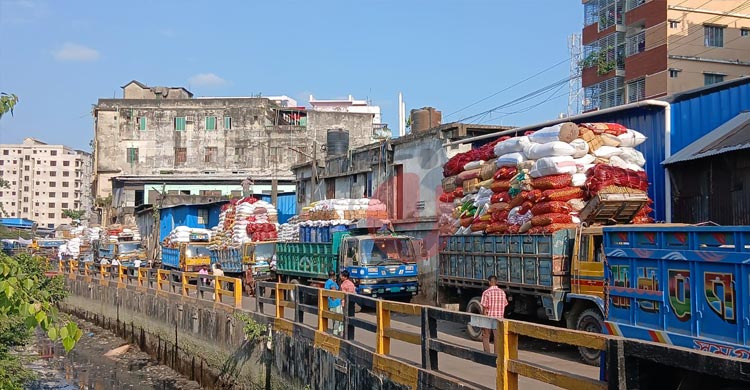 খাতুনগঞ্জে রোজার পণ্যের দামে উত্তাপ