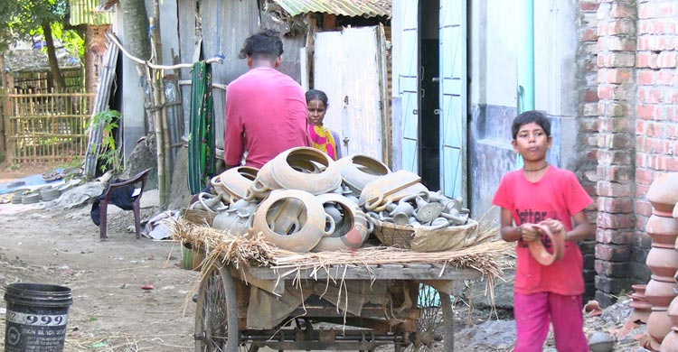 বিলীনের পথে মাটির খেলনা, কুমারপল্লিতে বিষাদের ছায়া