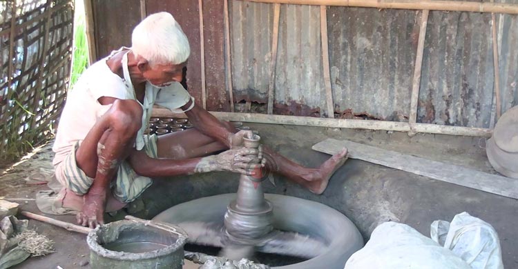 বিলীনের পথে মাটির খেলনা, কুমারপল্লিতে বিষাদের ছায়া