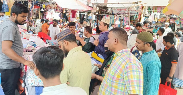 তালতলা মার্কেট: ভেতরে-ফুটপাতে সমানে চলছে ঈদের কেনাবেচা