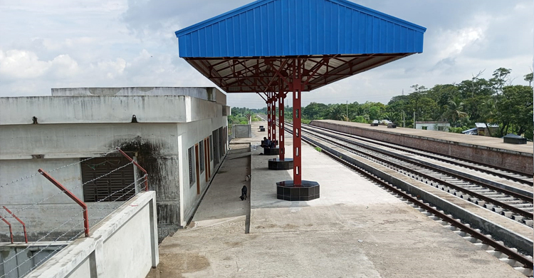 উদ্বোধনের আগেই স্টেশন ভবনে ফাটল, দেবে গেছে রেললাইন