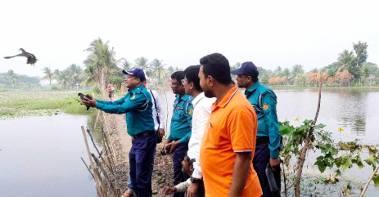 খুলনায় ২০ অতিথি পাখি উদ্ধার, জরিমানা গুনলেন শিকারী