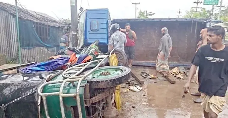 খুলনা-সাতক্ষীরা মহাসড়কে ট্রাক-ইজিবাইক সংঘর্ষে নিহত ২