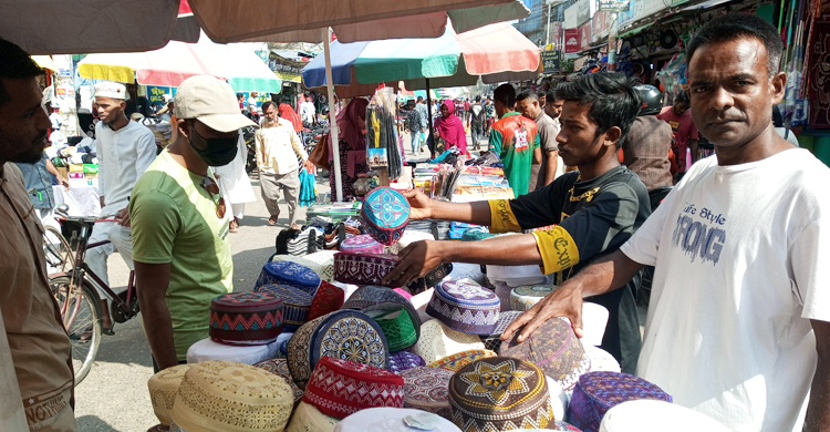 টুপির দোকানে ভিড় বাড়ছে
