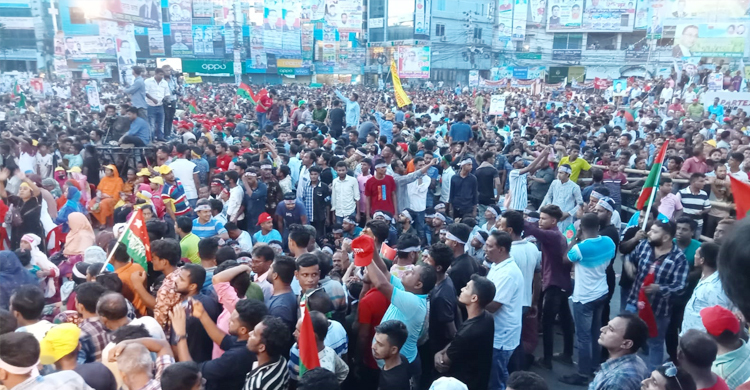 রোডমার্চের বহর পৌঁছানোর আগেই লোকারণ্য খুলনার সমাবেশস্থল