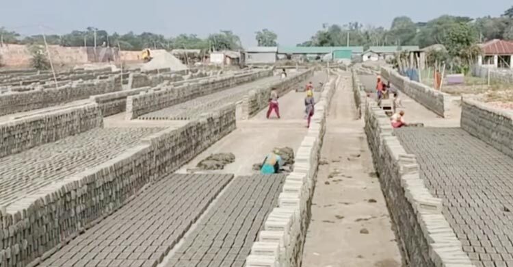 খুলনায় লোকালয়ের বিষফোড়া অবৈধ ইট ভাটা