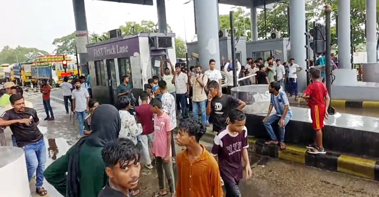 কেএমপি কমিশনারের অপসারণ দাবিতে এবার রূপসা সেতু অবরোধ