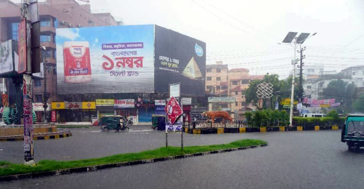 বৃষ্টিতে তলিয়েছে সড়ক, জলাবদ্ধতায় নাকাল খুলনাবাসী