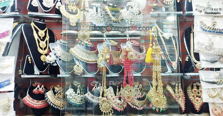 সঞ্চয়ের চাহিদায় সোনা, সাজসজ্জায় ইমিটেশন