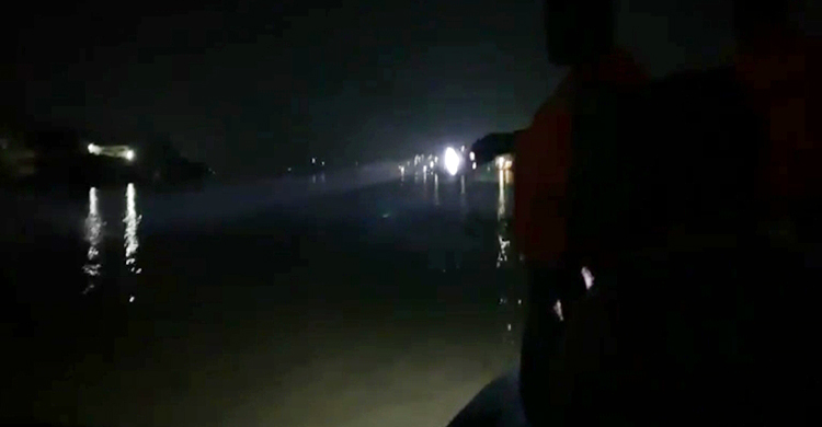 রূপসায় পন্টুনের সঙ্গে ট্রলারের ধাক্কায় দুজন নিখোঁজ