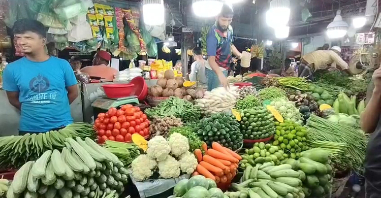 খুলনায় সবজির বাজার স্থিতিশীল, দাম বেড়েছে মুরগির