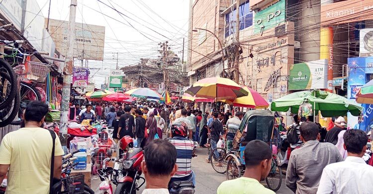 ঈদের কেনাকাটায় উপচেপড়া ভিড়