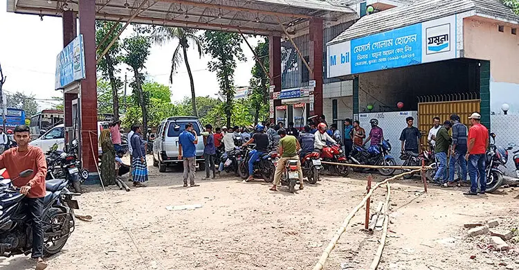 ডিপো থেকে আসার কয়েক ঘণ্টার মধ্যেই বিক্রি হয়ে যাচ্ছে তেল