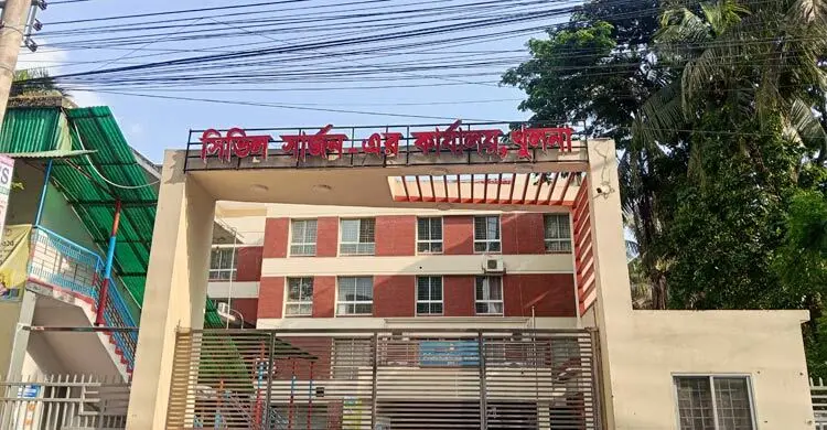 অনিয়ম-ভুল নিয়ে প্রশ্নে মেজাজ হারালেন খুলনার সিভিল সার্জন