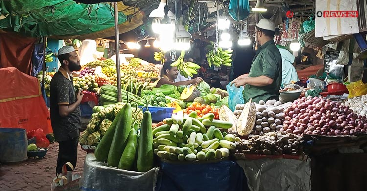 ক্রেতাশূন্য খুলনার বাজারে কমেছে মুরগির দাম