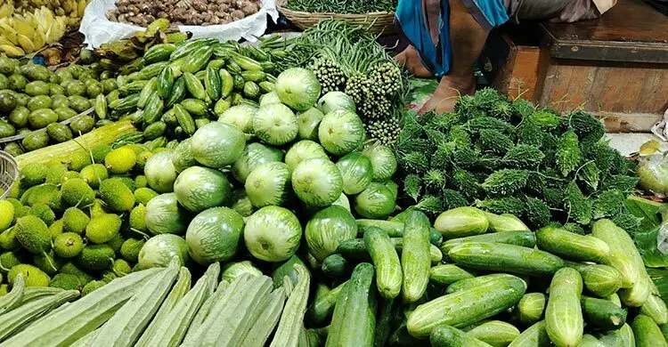 খুলনায় কাঁচা মরিচের দামে আগুন, বেড়েছে সবজি-মুরগির দাম