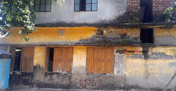 অযত্নে নিভু নিভু জ্ঞানের বাতিঘর