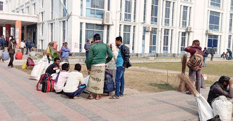 খুলনা, বাংলাদেশ রেলওয়ে, রেল যোগাযোগ, ট্রেনট্রেন বন্ধ, টিকিট ফেরত দিতে স্টেশনে মাইকিং