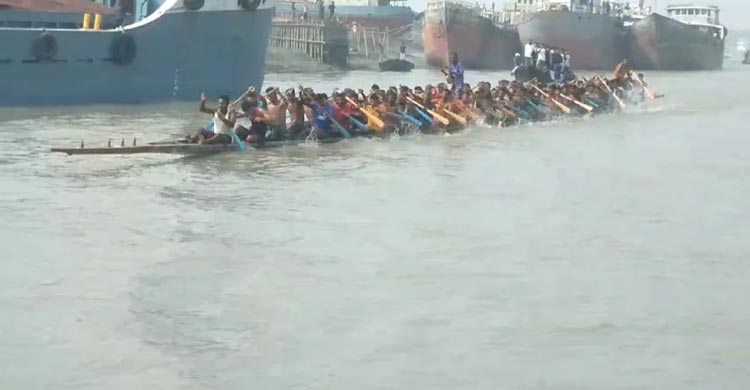 প্রায় তিন বছর পর খুলনায় ঐতিহ্যবাহী নৌকা বাইচ প্রতিযোগিতা অনুষ্ঠিত হয়েছে