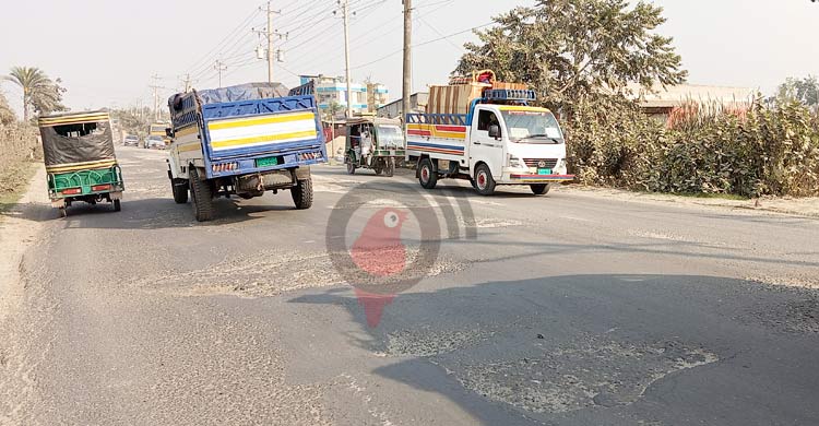 জোড়াতালিতে চলছে ১৬০ কোটি টাকার সড়ক