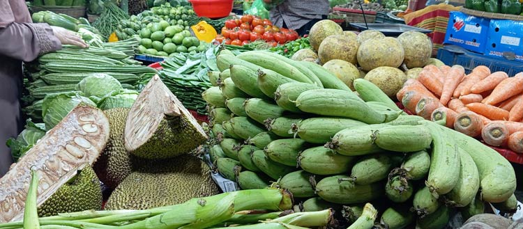 ঈদের আগে খুলনার বাজারে বেড়েছে মাছ-মুরগির দাম