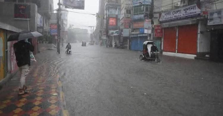 বৃষ্টিতে হাঁটুপানির নিচে সড়ক, দুর্ভোগে নগরবাসী