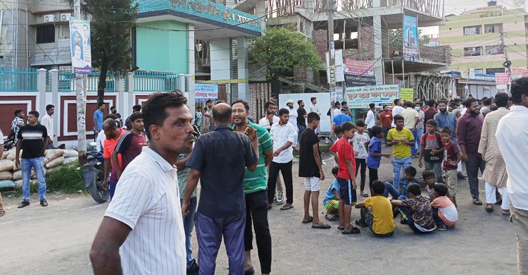 কেএমপি কমিশনারের পদত্যাগ চান স্থানীয়রা, দপ্তর ঘেরাও