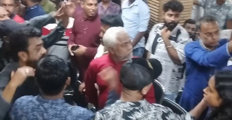 খুলনায় কেন্দ্রীয় নেতাদের সামনে এনসিপির দু’পক্ষের হাতাহাতি