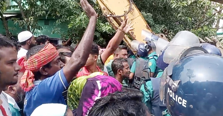 খুলনায় উচ্ছেদ অভিযানে পুলিশ-স্থানীয়দের সংঘর্ষ