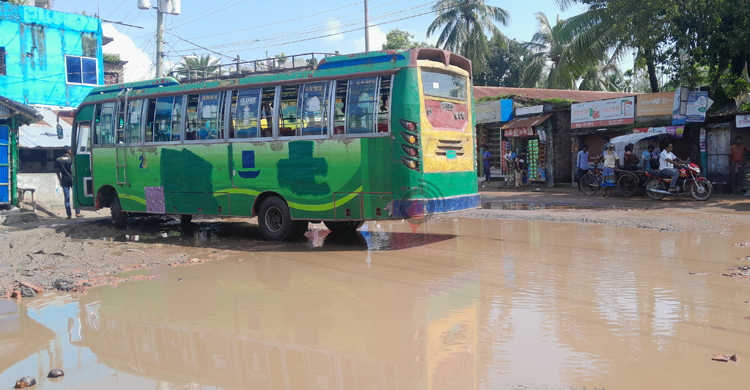 বছরের পর বছর যায় সড়কের দুর্ভোগ কাটে না