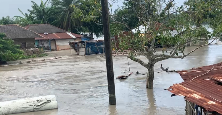 খুলনায় বাঁধ ভেঙে পানিবন্দি শতাধিক পরিবার