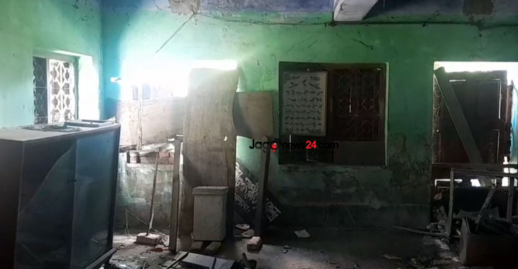 অযত্নে নিভু নিভু জ্ঞানের বাতিঘর