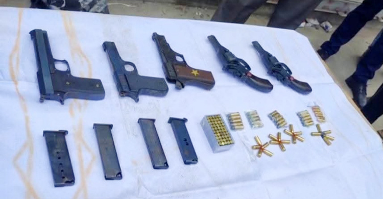 খুলনায় অস্ত্র-গুলিসহ নারী আটক